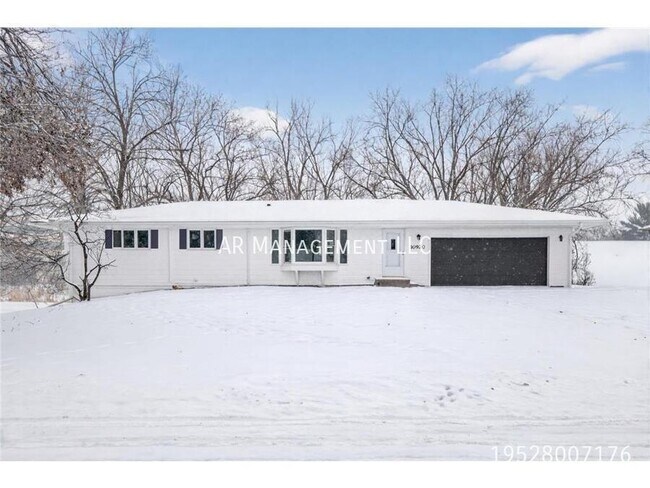 Building Photo - 10920 Oak Knoll Terrace N