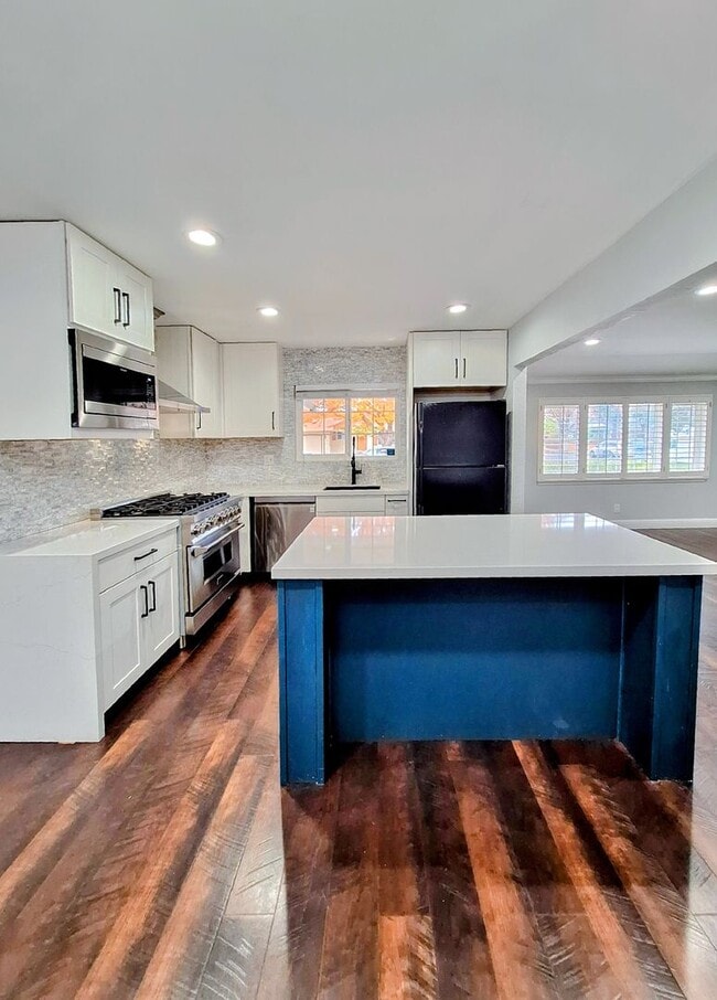 Building Photo - Beatifully Remodeled 3bd Single Story House With Pool!