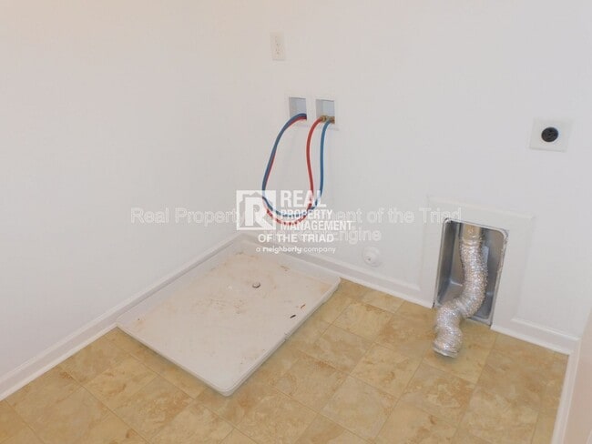 Building Photo - 5013 Red Poll Dr