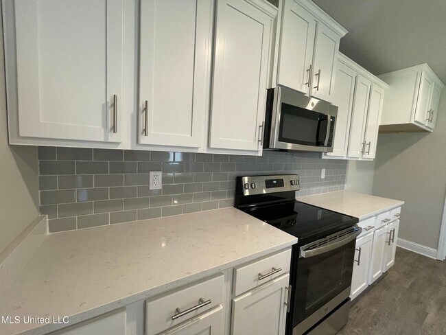 Building Photo - Large 4-bedroom home located in the South ...