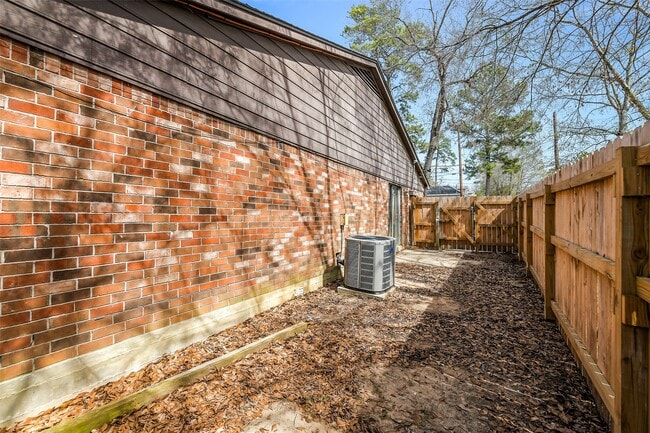 Building Photo - 217 Lazy Ln