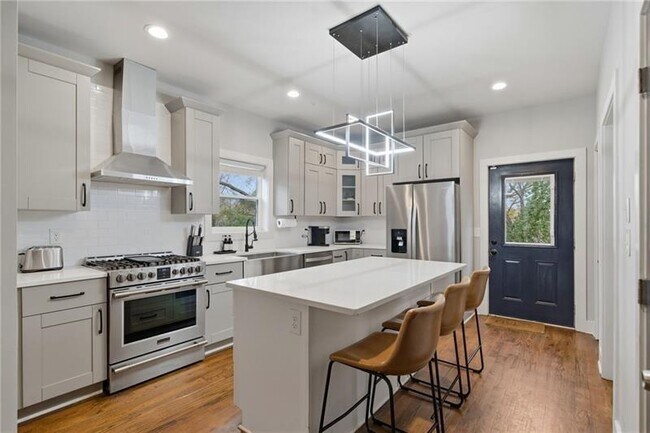 Building Photo - 160 Vanira Ave SE