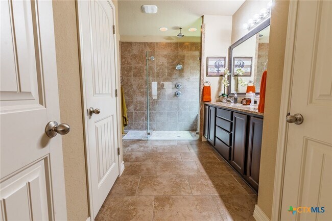 Building Photo - 1722 Village Springs