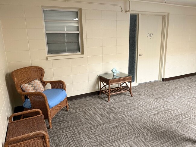 Building Photo - Updated 1 Bed/1.5 Bath Near the Beach! Great Amenities