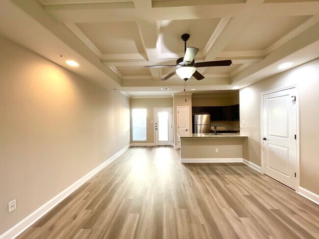 Building Photo - **APPLICATION RECEIVED** Three Bedroom Townhome in Prime Location! Close to New IKEA, I-35, Forum...