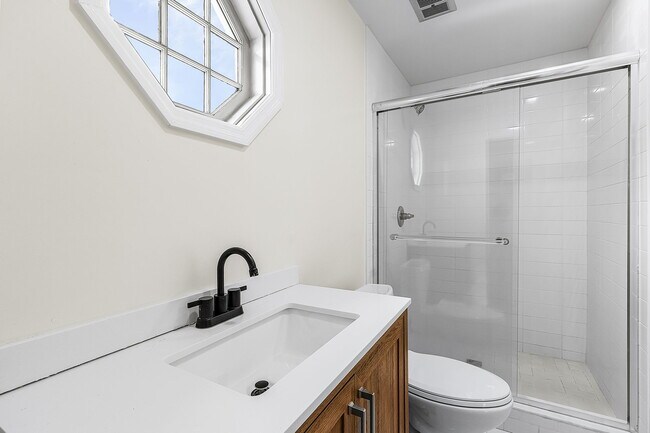 Building Photo - 2700 Shoreview Dr