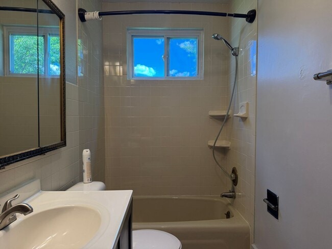 Building Photo - 3 Bed 1 Bath Home with Garage