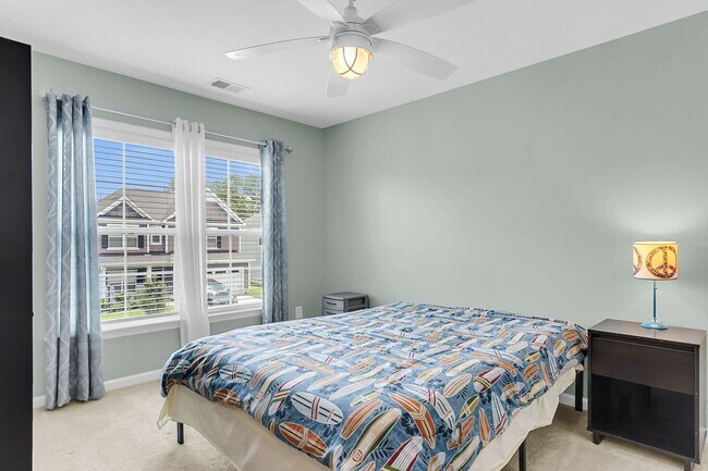 Building Photo - Fully Furnished 3 Bedroom, 2.5 Bathroom Ho...
