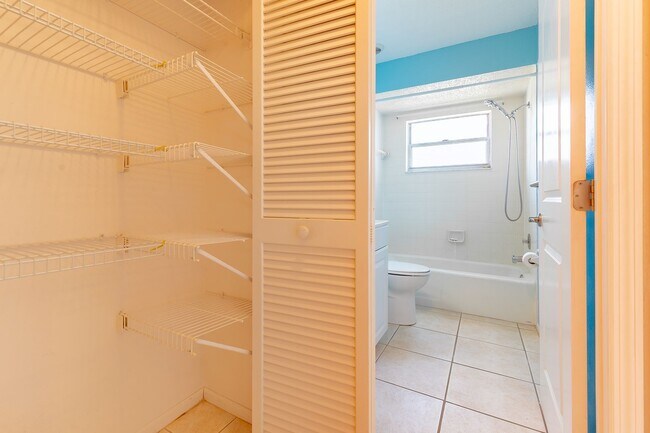 Building Photo - Conveniently located Unfurnished 2-bed, 2-...