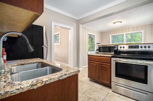 Building Photo - 805 Miner St