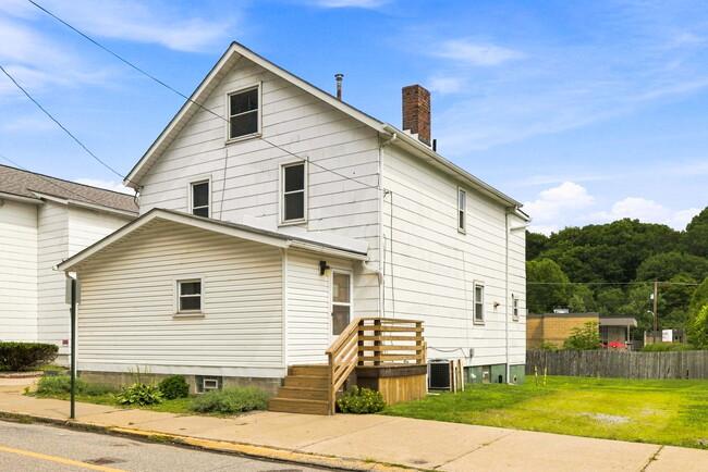Building Photo - 320 Main St