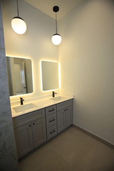 Building Photo - 1029 N Winchester Ave