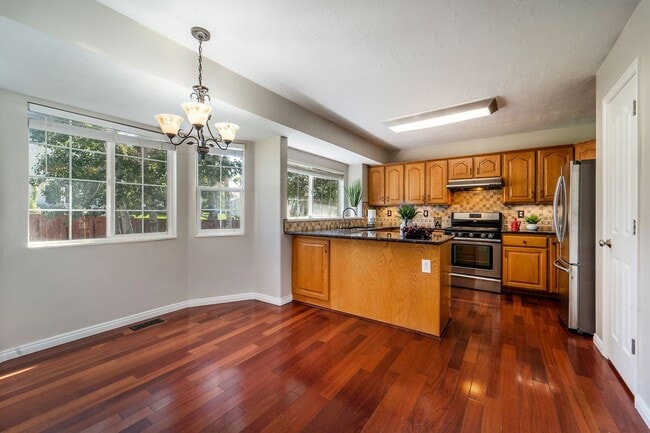 Building Photo - Beautiful Home in Midvale w/ attached 2 ca...