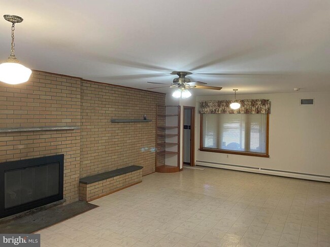 Building Photo - 1306 Hawthorne Ln