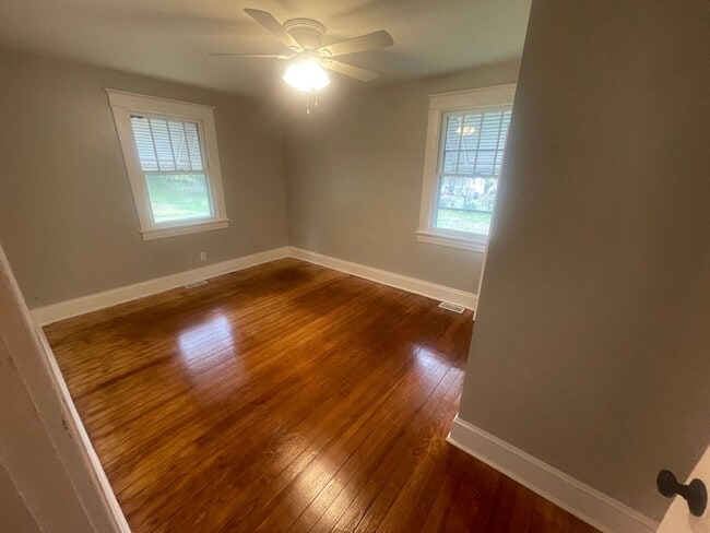 Building Photo - One Bedroom House for rent close to Rivermont shops and Randolph College.