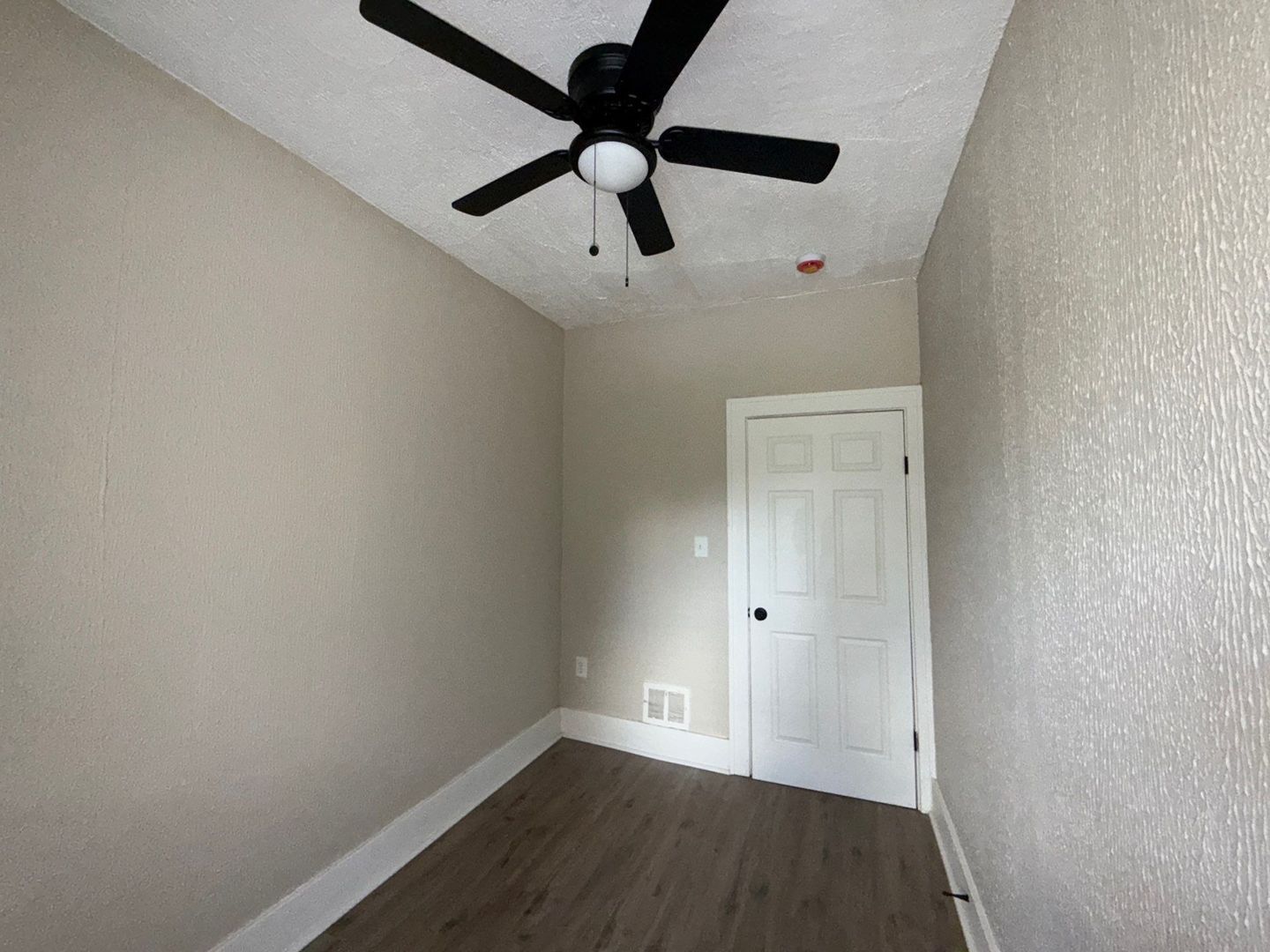 Building Photo - This beautifully updated 3-bedroom, 1-bath...