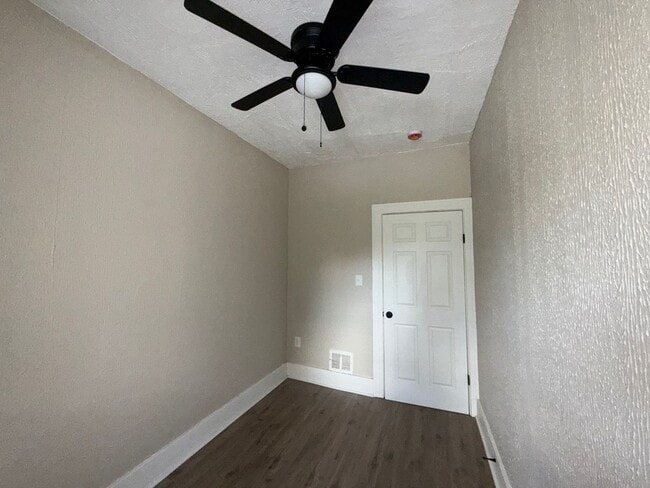 Building Photo - This beautifully updated 3-bedroom, 1-bath...