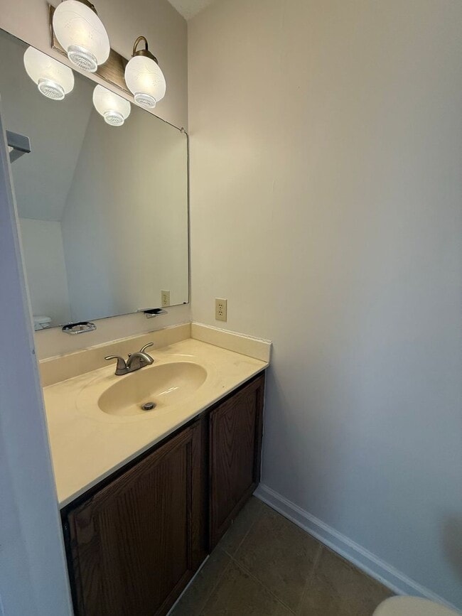 Building Photo - Beautiful 3 bedroom, 2.5 bath House