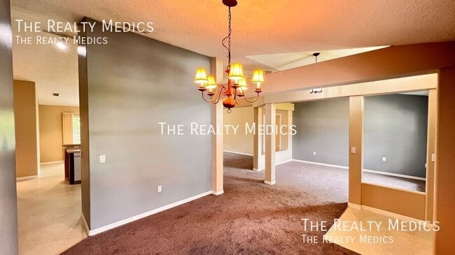 Building Photo - 1553 Ross Dr