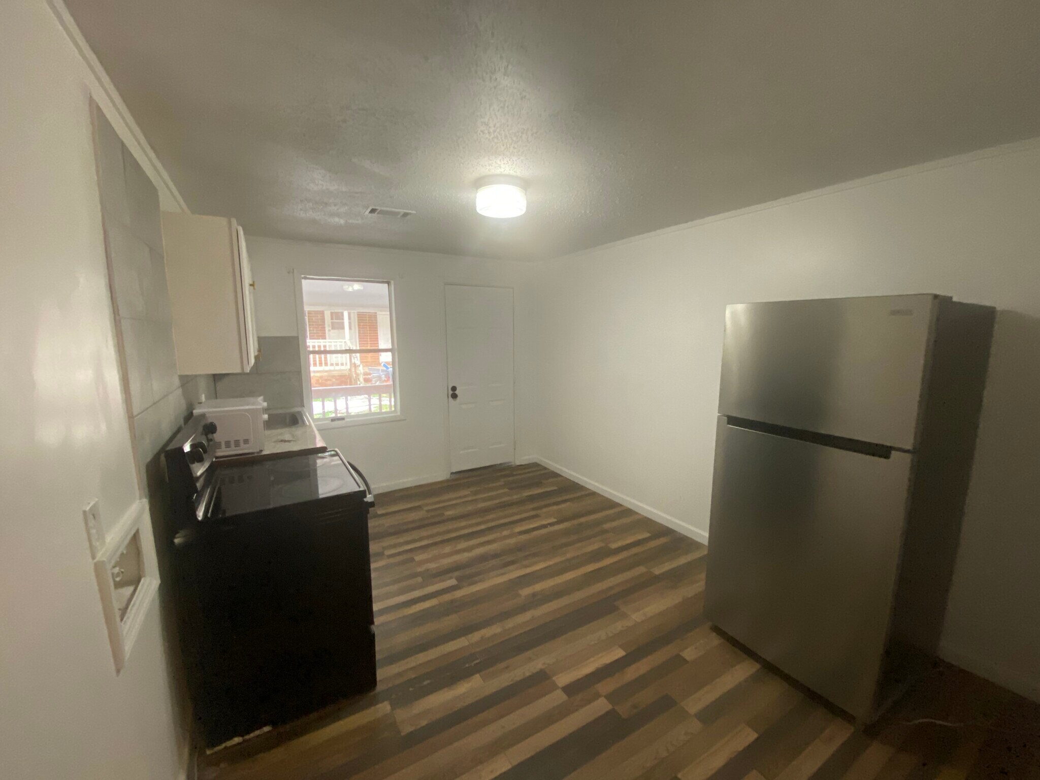 Building Photo - 806 Armory Dr