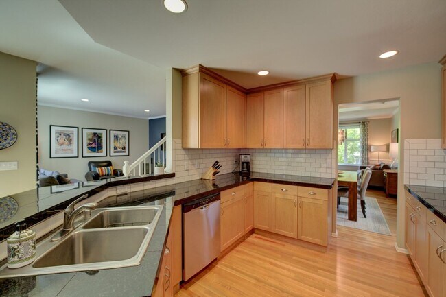 Building Photo - 4Bd/2.5Ba Issaquah House