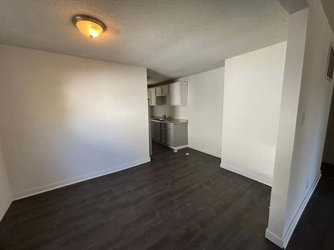 Building Photo - Charming 3 bed 1 bath house!