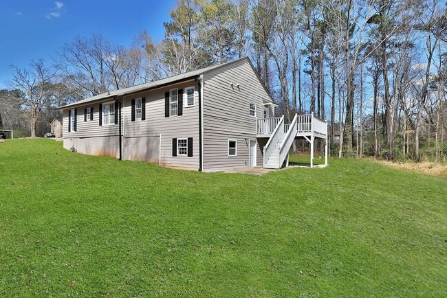 Building Photo - Beautiful renovated Home
