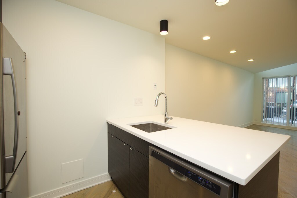 Building Photo - 843 W Grace St