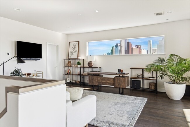 Building Photo - 306 W Pierce St