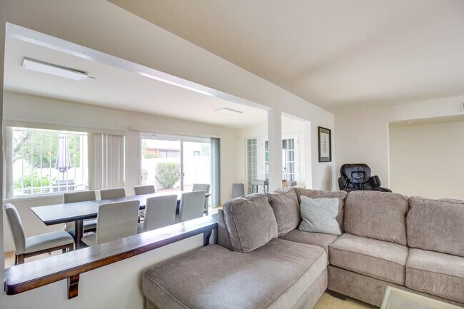 Building Photo - 5026 N Crestridge Dr