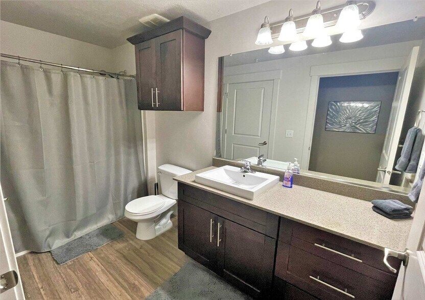 Building Photo - 460 E 400 S