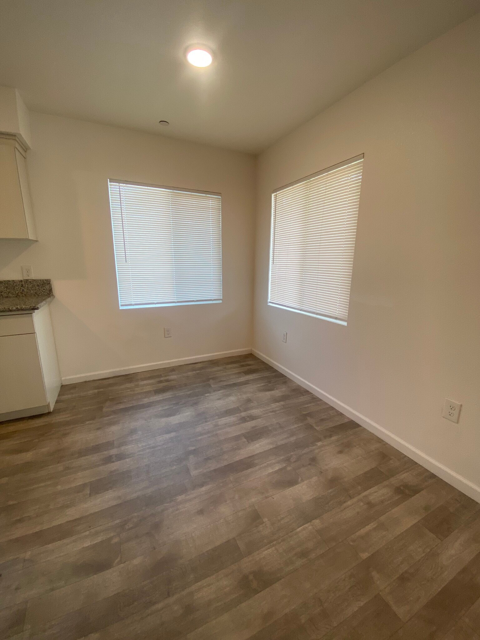 Dinning - 3357 E Terrace Ave