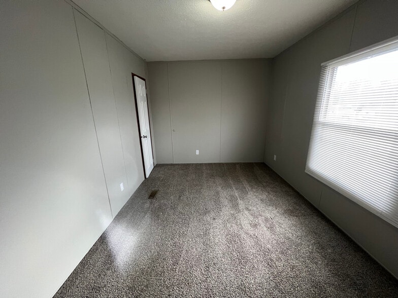 Building Photo - 54 Locust St