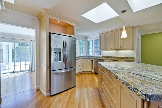 Building Photo - Beautiful 4 bedroom, 3 bath in desirable C...