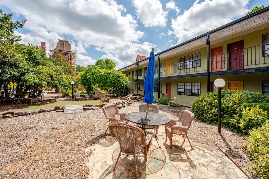 Courtyard - 807 W Trinity Ave, Unit 128