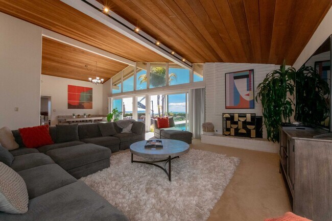 Building Photo - Amazing La Jolla North PB home with panora...