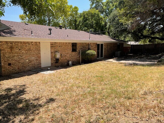 Building Photo - Application Received | Updated Single-Story 3 Bed, 2 Bath | Big Yard | Pet Restrictions