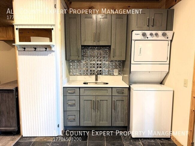 Building Photo - 438 Hunters Trce