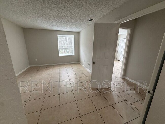 Building Photo - 4031 Versailles Dr