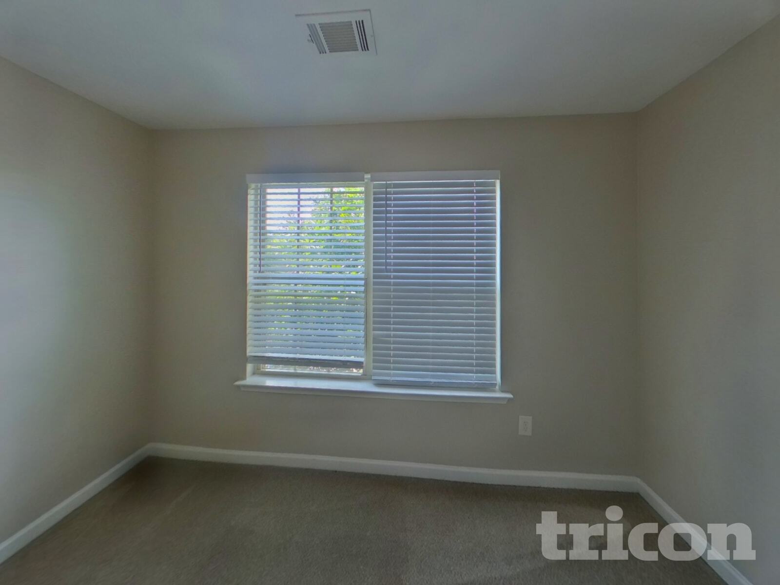 Building Photo - 528 Tulip Ln