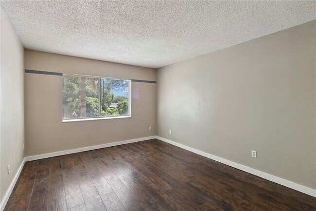 Building Photo - 662 Kenwick Cir