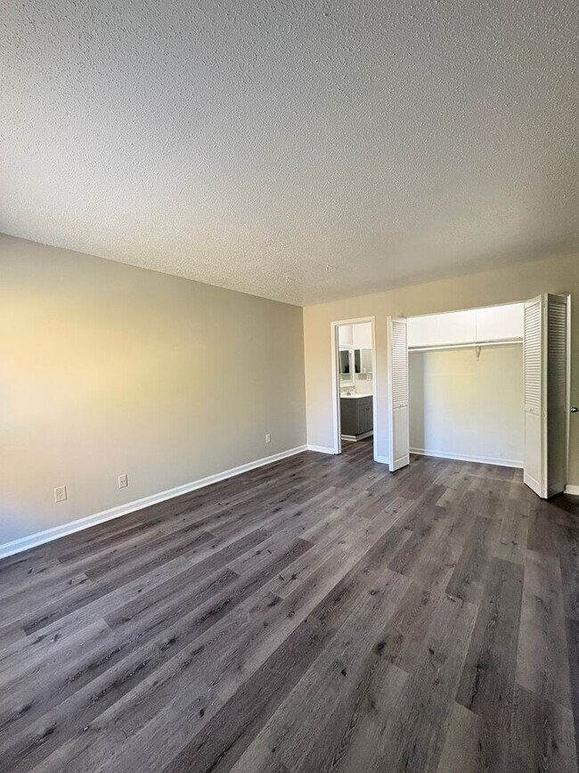Building Photo - Remington On Rockville Living