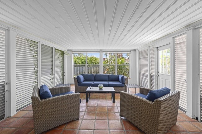 Building Photo - 1714 N Palmway
