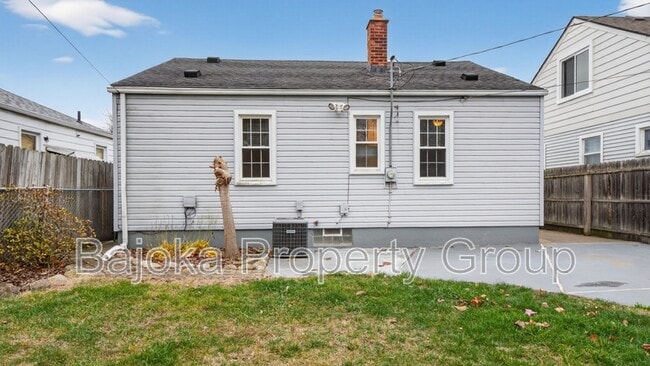 Building Photo - 648 Mayflower Ave