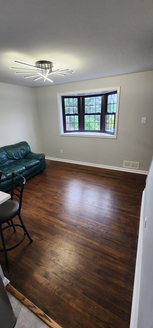 Building Photo - Luxury 3-Bedroom, 1-Bathroom House in Broo...