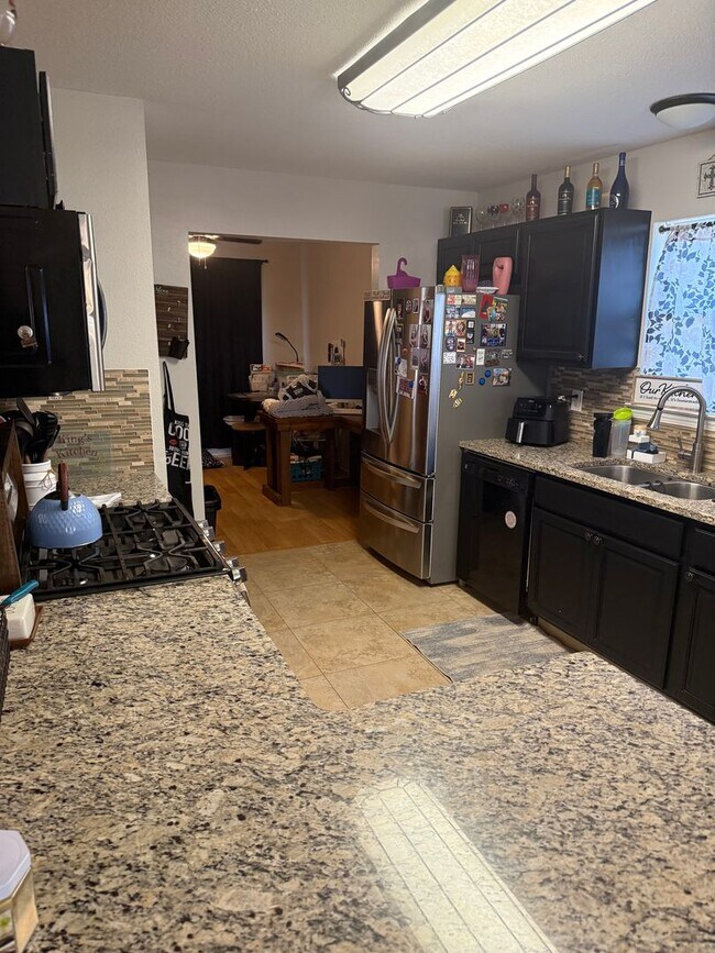 Building Photo - 4 Bedroom in Bluewater Bay (Professional Pictures Coming Soon!)