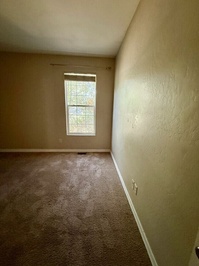 Building Photo - Beautiful 3 Bedroom 2 Bathroom House  **2 Weeks Free Rent**