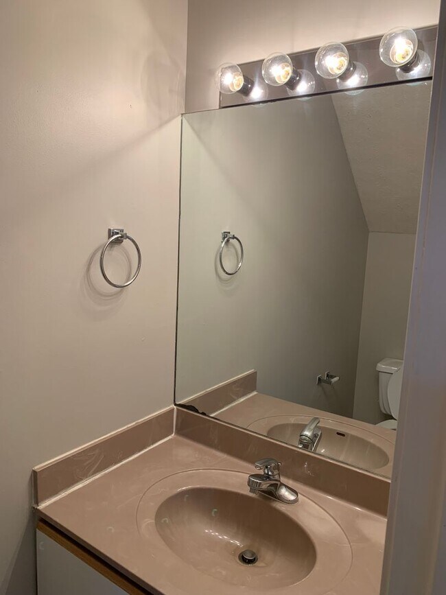Building Photo - 3 bedroom, Spacious Townhouse: The Willows!