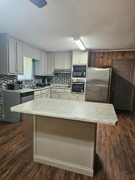 Building Photo - 1202 Collins Cir