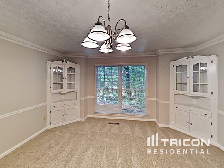 Building Photo - 1720 Ridgefield Dr